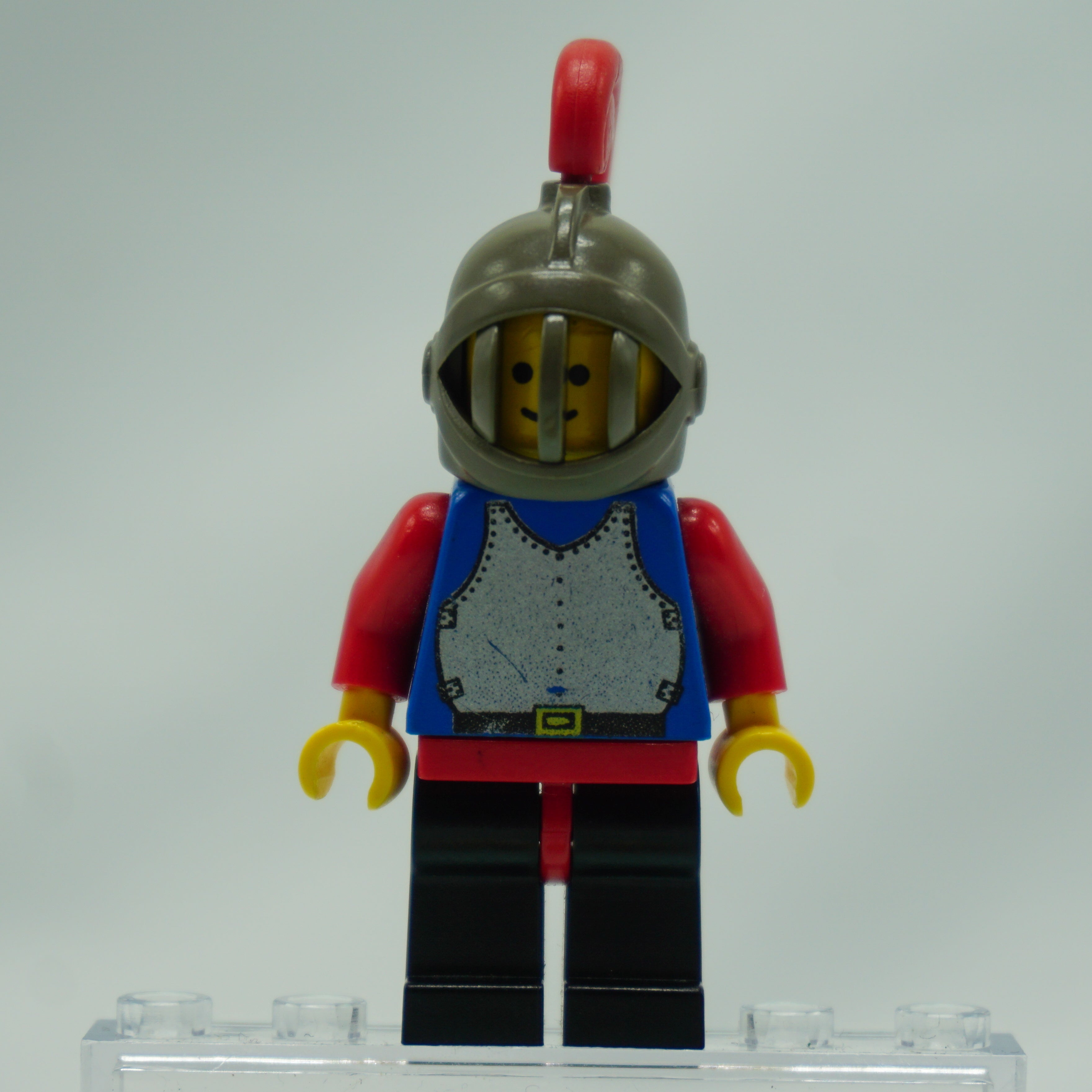 Minifig cas186 - Breastplate - Blue with Red Arms, Black Legs with Red Hips, Dark Gray Grille Helmet, Red Plume