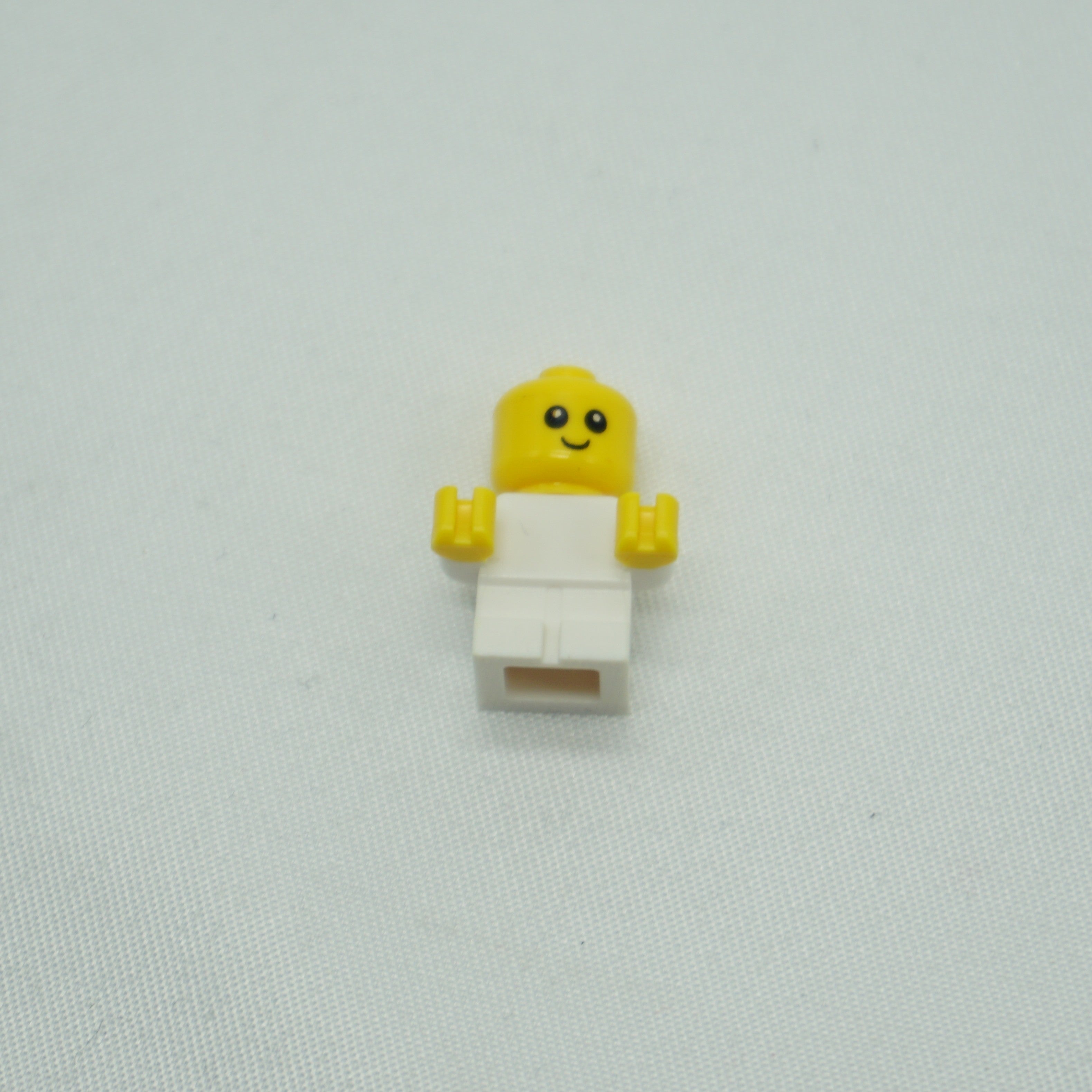 Minifig cty0668 - Baby - White Body with Yellow Hands
